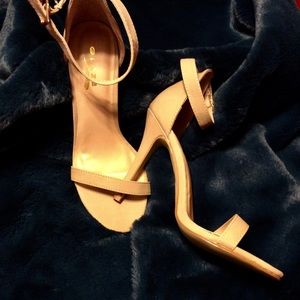 Elegant but casual pumps/heels,  Sz 8. Neutral